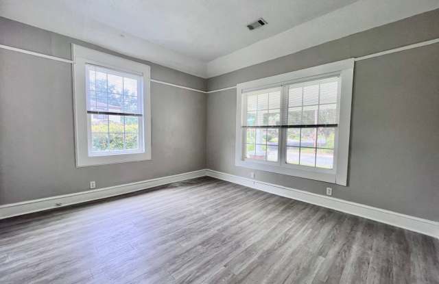 3 bedroom home on corner lot in Liberty City Gallery 3