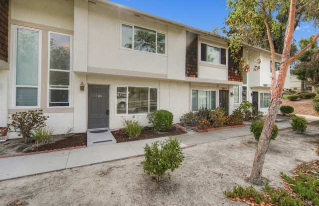 3 Bed / 1.5 Bath Townhome! Gallery 1