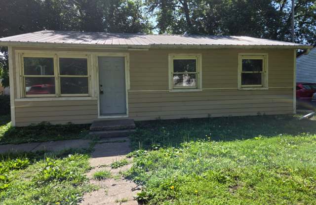 Charming 3 bed 1 bath house with large yard! photos photos