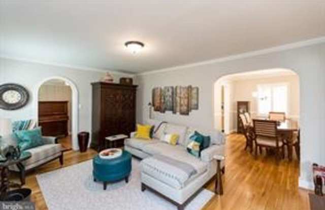 BEAUTIULLY RENOVATED CAPE CODE, REFINISHED HARDWOOD FLOORS ON TWO LEVELS, Gallery 4