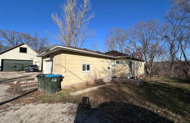 2 Bedroom house with 1 car attached garage $795per month - 836 North 7th Street, Fort Dodge, IA 50501