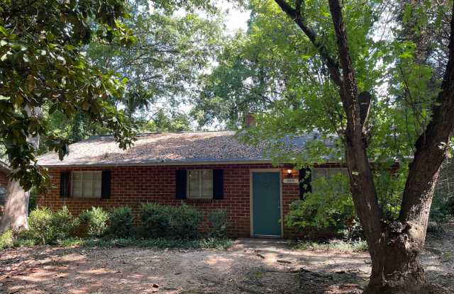 2-bedroom, 1-bath stand alone home is conveniently located off Prince Avenue! Gallery 1