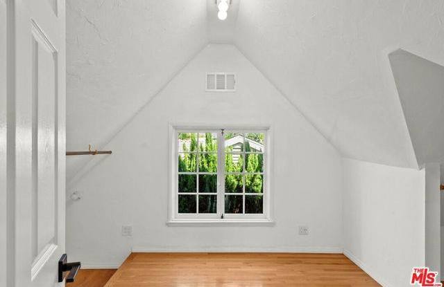 2221 Walgrove Avenue Gallery 3