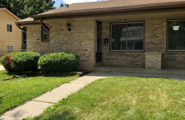 Spacious 3 Bedrooms 2 Baths Townhome Available photos photos