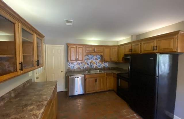 3bed/2bath Home with 2 car garage! Gallery 4