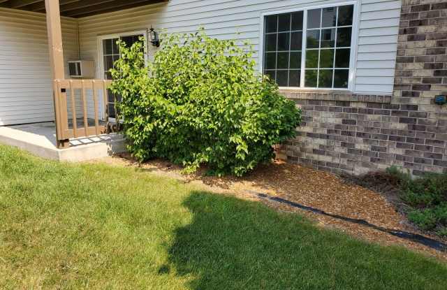 Pewaukee - Charming 2 Bedroom 2 Bath Apartment - 630 Westfield Way, Village of Pewaukee, WI 53072