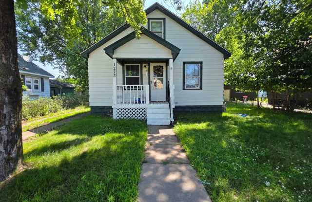 $1,150| 2BD 1BA| 1223 Barron St | Available August 1st! photos photos