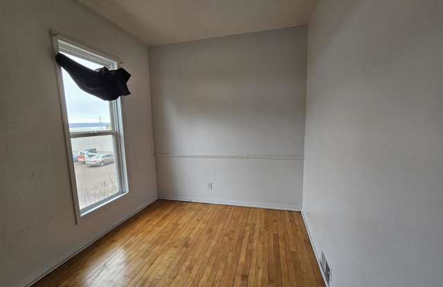 1313 Main Street West - 2 Gallery 3