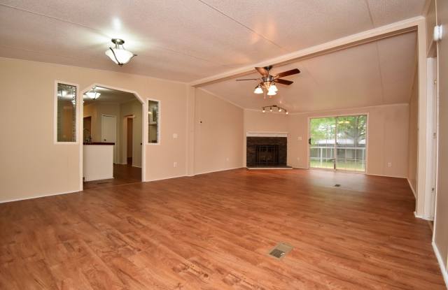 Spacious 3 Bed 2 Bath Trailer Gallery 2