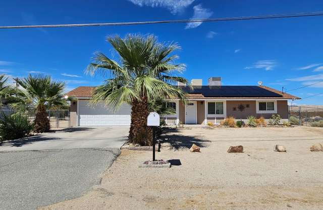 3 Bed 2 Bath Home, Spacious 2 Car Garage & a Fully Fenced Back Yard Gallery 1