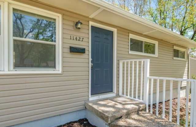Charming 3 Bed / 1 Bath Home with 1-Car Garage in South Kansas City! Gallery 3