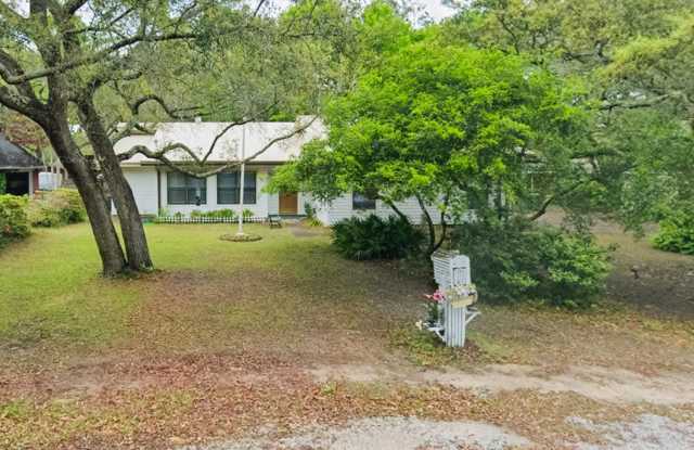 228 Louisiana Avenue - 228 Louisiana Avenue, Valparaiso, FL 32580