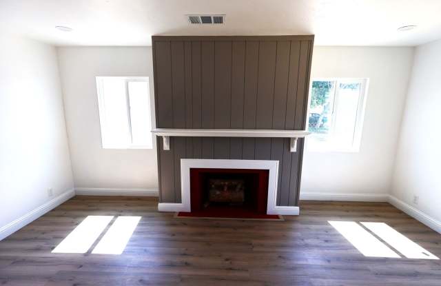 Updated and Stunning 2 Bedroom 1 Bathroom Home! photos photos