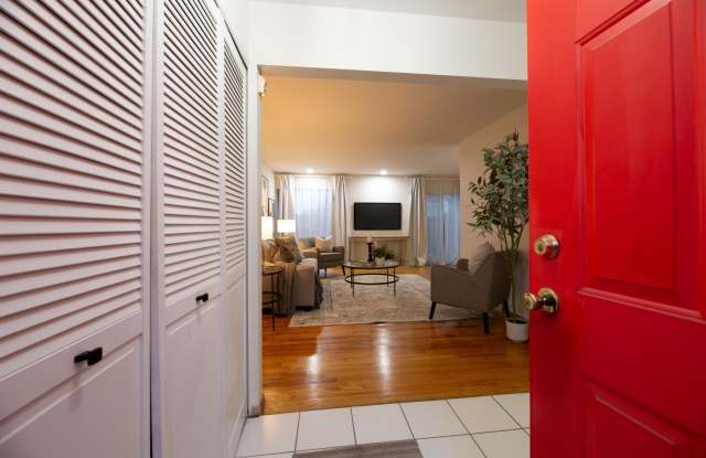 2146 Bryanston Crescent Street Gallery 3