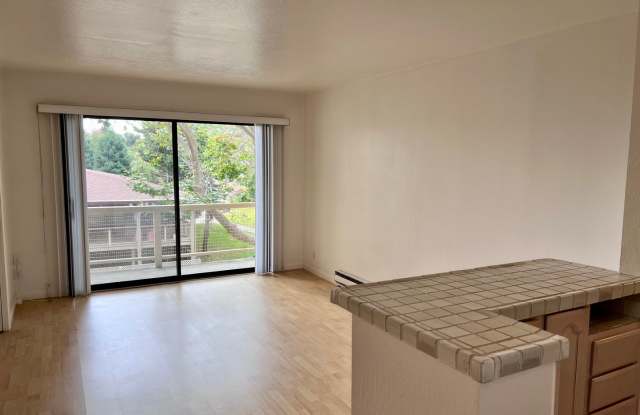 Sunny West facing one bedroom in the wonderful Watergate community! - 6 Captain Drive, Emeryville, CA 94608