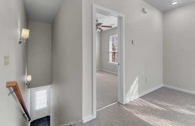 40 E Maple Street #2 Fayetteville, AR- 1 Bedroom / 1 Bathroom Apartment - ASK ABOUT OUR CASHLESS SECURITY DEPOSIT Gallery 4