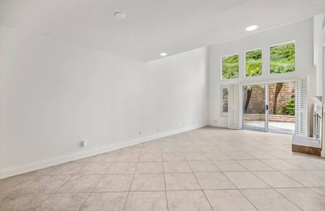 Upgraded Throughout Laguna Niguel Townhome! Gallery 4