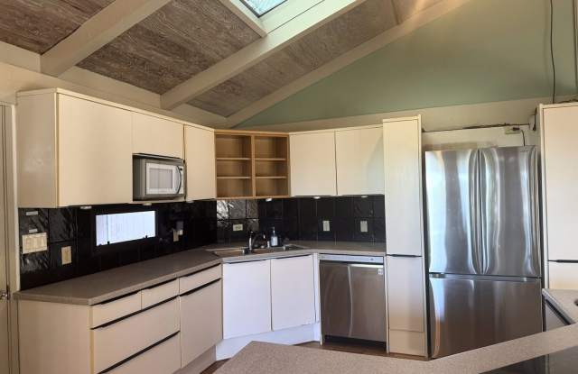 Peaceful Manoa - Well maintained 3 bedroom, 2 bath single family home - 2431 Parker Place, Honolulu, HI 96822