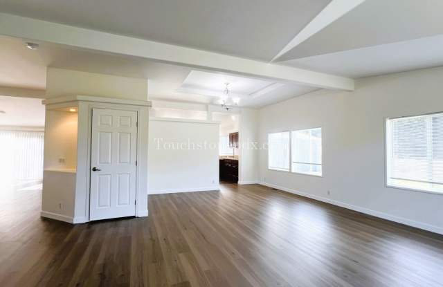Spacious 3-Bedroom Home in West Linn Gallery 3