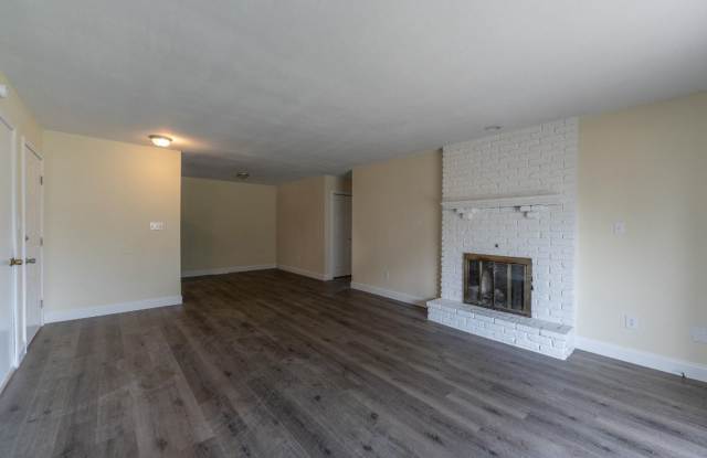 Gorgeous 2 bedroom 2 Bath 2 Car Garage Duplex!! Gallery 2