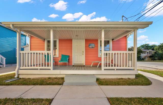 Winter Rental in North Myrtle Beach! Available now through March 31, 2025! One block to the Beach! - 207 5th Avenue South, North Myrtle Beach, SC 29582