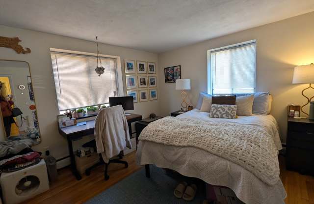 Great Location with Heat/HW Incl! Brookline 2-Bed/1-Bath for 9/1 Move-In Gallery 3