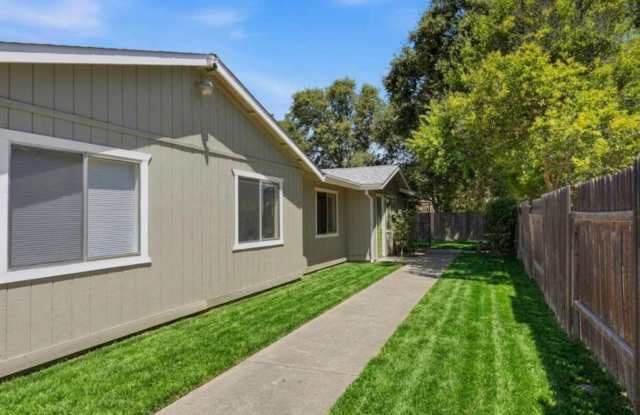 This bright and charming 3 Bedroom 2 bathroom Duplex in Sacramento with Move in special Gallery 3