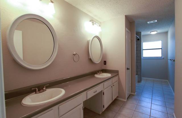 Beautiful 3 Bedroom, 2 Bath Home in Milwood's Rattan Creek photos photos