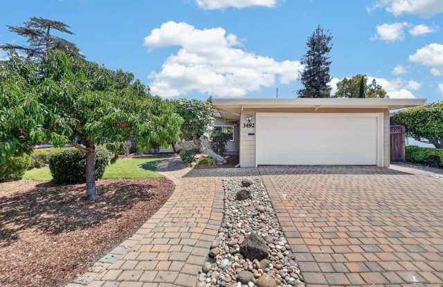 Updated 4BR Palo Alto Home with Central A/C & Two Private Outdoor Spaces Gallery 1