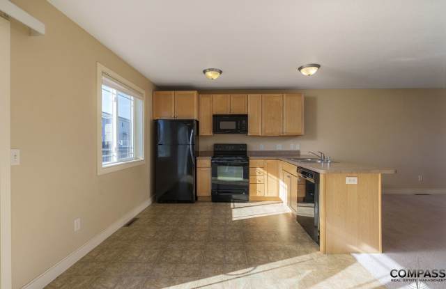 TOWNHOME CONVENIENTLY LOCATED WITH IN-UNIT LAUNDRY - LEASING SPECIALS APPLY! Gallery 4