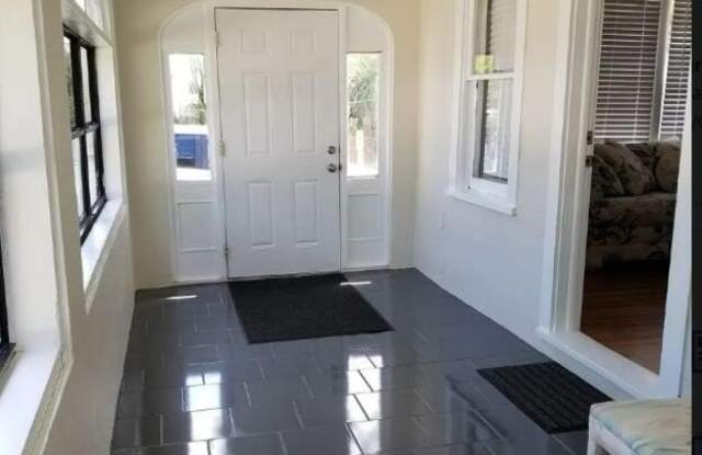 221 N Oleander Avenue Gallery 2