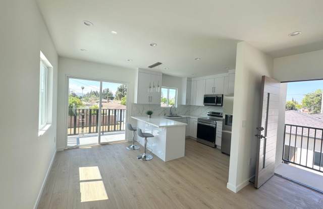 Spacious 1000 Sq. Ft. Second-Floor Back ADU in a 2-Story Duplex – Burbank Gallery 3
