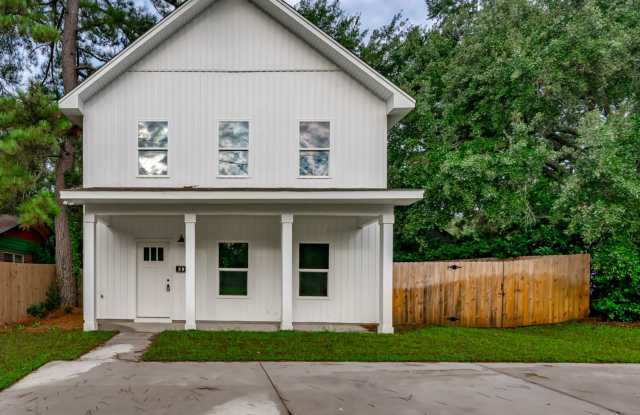 Pre-Leasing for the 27-28 School Year! Unbeatable Location Gallery 2