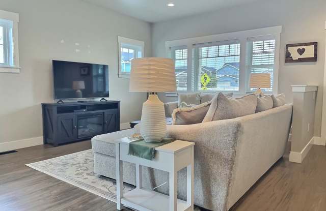 Stunning 2 Bed, 2 Bath Home in Annafeld | Fully Furnished Gallery 1