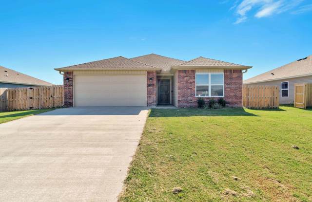 Spacious 3 bed, 2 bath in East Siloam Springs! Fenced yard, laundry included! photos photos