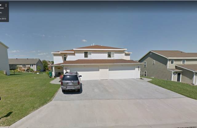 Gorgeous West Side Town Home with 2 Car Garage + Vaulted ceilings! Available July 25th! photos photos