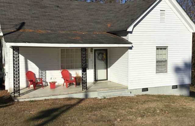 3 Bedroom Home  with Large Fenced in Yard -  New Refrigerator, New Washer, New Dryer included. Erwin Gallery 1