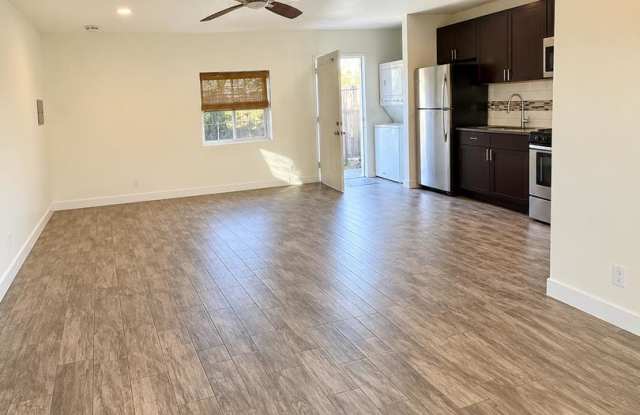 Oversized studio with no shared walls! Gallery 1