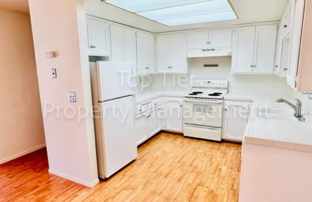 Nice 2Bd/2Bth, 1180sf end-unit Condo in University Heights. Available NOW! Gallery 4