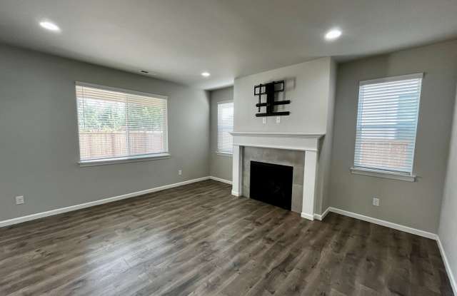 Beautiful Home w/Upgrades and Close to Everything Gallery 4