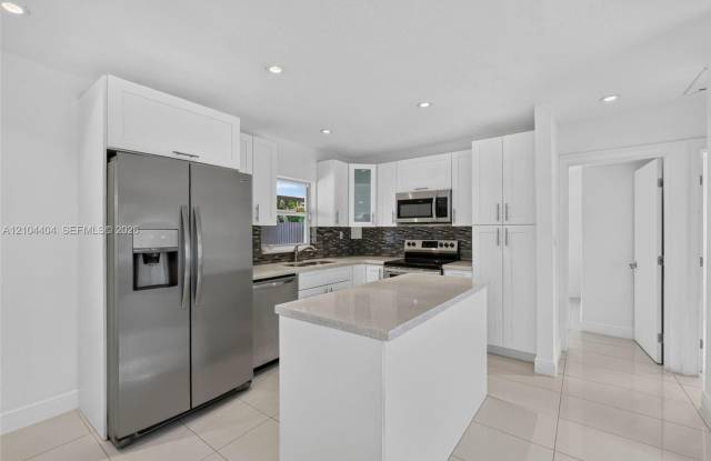 6040 NE 6th Avenue, Oakland Park, FL 33334 - 1926 Gallery 1
