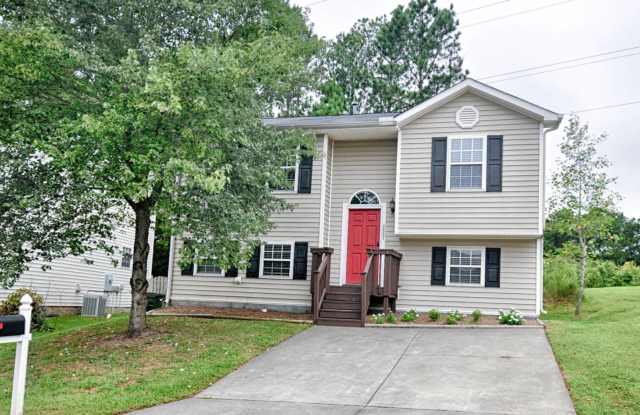Amazing 4 bed/2 bath split level home with fenced yard! photos photos Amazing 4 bed/2 bath split level home with fenced yard! photos photos