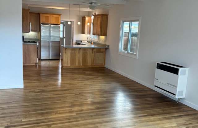 Updated 2 bedroom 1 bath home-One block to beach Gallery 3