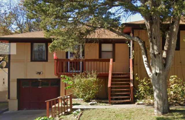 COMING SOON! Spacious 2-Bedroom, 1.5-Bath Duplex with Basement and Garage – Leavenworth photos photos