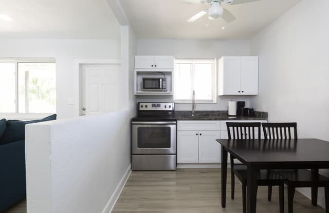 3217 Northeast 9th Street - 4 photos photos