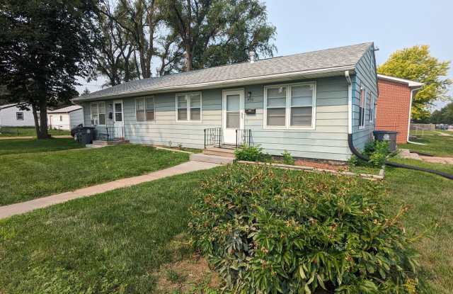West end duplex, walking distance to everything! - 2445 3rd Avenue, Council Bluffs, IA 51501