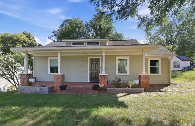 Fully Furnished 2-Bedroom Home Near Charlotte’s Top Attractions photos photos