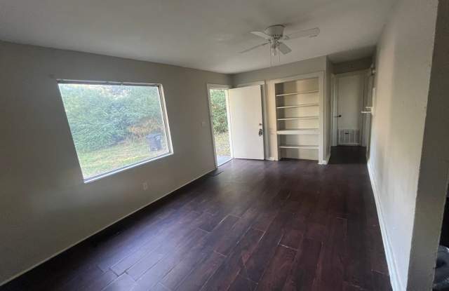 cute little 1 bed 1 bath home Gallery 4