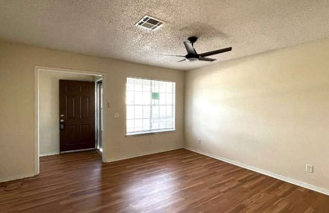 Charming 3-Bed / 2-Bath Duplex in the Heart of Midwest City! Gallery 3