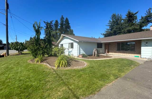Spacious 3 bedroom, 2 bathroom with large fully fenced backyard photos photos
